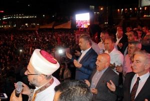 On binlerce kii demokrasi ehitleri iin gyabi cenaze namaz kld