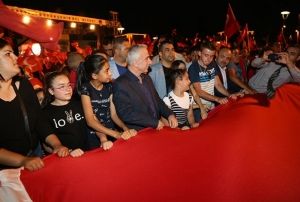Vali Kam, Cumhuriyet Meydannda vatandalarla bulutu