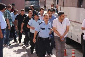 FET operasyonunda gzaltna alnan 43 polis adliyeye karld