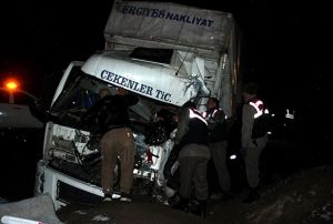 Kamyonlar kafa kafaya arpt: 1 l, 1 yaral