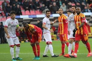 Kayserisporda 12 haftada 20 oyuncu forma giydi