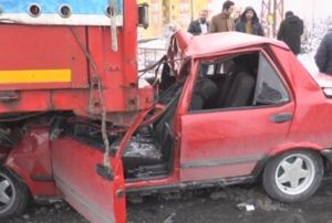 Kazaya bakarken TIRn altna girdi