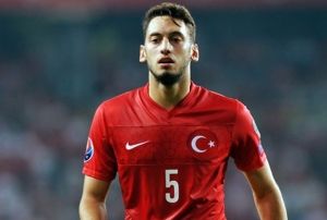 Hakan alhanolu, futboldan 4 ay men edildi