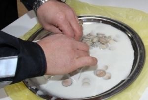 Dilenciler bunu da yapt, stn iinden para kt
