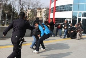 Adliyede aileler birbirine girdi: 6 yaral