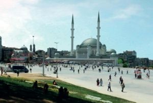 Taksimde cami iin ilk kazma yarn vuruluyor