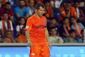 Emre Belzolu 1 yl daha Baakehirde