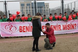  Antrenr'den Yeil Sahada Evlilik Teklifi