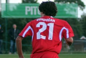 Manchester United, Trk futbolcuyu transfer etti