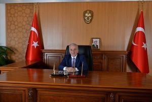Vali Kam halkla buluuyor