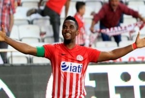 Eto'o kralla kouyor