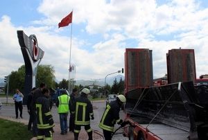 Seyir halindeki trdan ykselen dumanlar panie neden oldu
