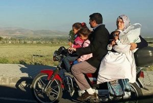  Motosiklet zerinde aile boyu tehlikeli yolculuk