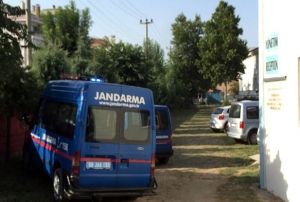  Bebeini plaj tuvaletinde dourup terk etti