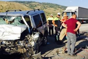 Erzincan'da trafik kazas: 4 l, 5 yaral
