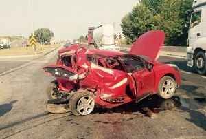 Kamyonet krmz kta bekleyen otomobile arpt: 1 l