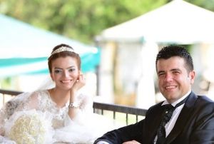 ocuunun gznn nnde eini ldrp intihar etti