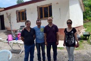 niversiteli renciler, eski ky okulunu konaa dntrd