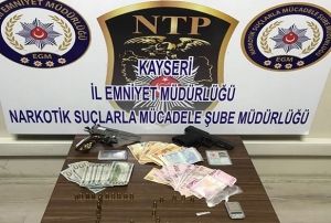'Paa' lakapl uyuturucu taciri yakalanarak gzaltna alnd