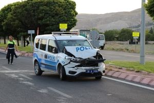 Polis otosu halk otobsne arpt: 2 polis yaral