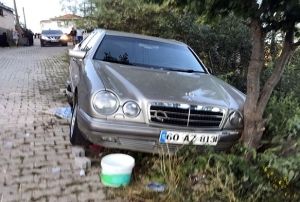 El freni ekilmeyen otomobil faciaya neden oldu: 1 l, 1 yaral
