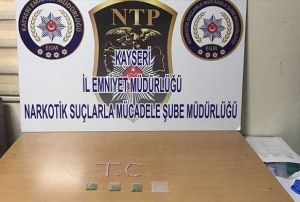 Durdurulan arata ok sayda uyuturucu hap ele geirildi