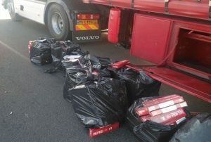 Durdurulan trda 6 bin 300 paket kaak sigara ele geirildi