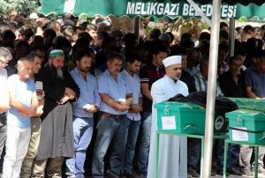 Cinayete kurban giden gen defnedildi