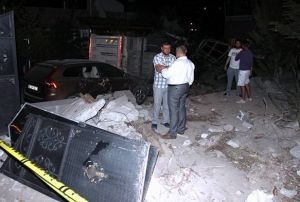 Bahe duvarn ykan kamyon park halindeki bir araca arpt