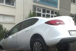 Kontrolden kan otomobil okul bahesine girdi