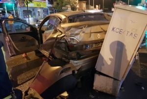 Direksiyon hakimiyeti kaybolan otomobil 4 polis aracna arpt