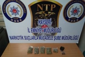  Havaalannda iki kii uyuturucu madde ile yakaland