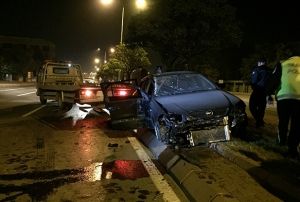 Kaza yapan otomobilde bulunan 4 kii yara almadan kurtuldu