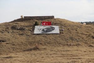 Ky sakinleri yamata dev Atatrk portresi yapt