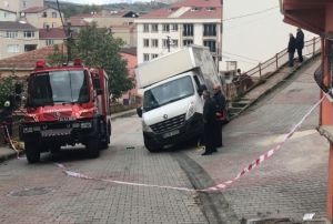 Kamyoneti yoku aa devrilmekten vatandalar kurtard