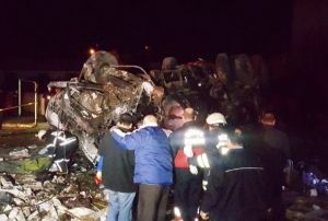 Freni patlayan tanker otomobilleri biti: 2 l, 4 yaral