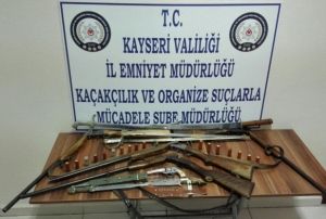 Evde yaplan aramada silah ve kl ele geirildi