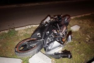 Motosikletiyle kaza yapan gen hayatn kaybetti