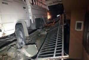 Beton mikseri eve girdi, faciann eiinden dnld