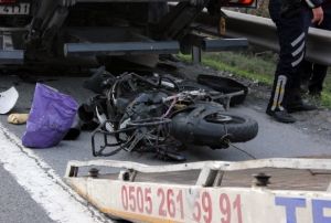  TEM'de motosiklet kamyonun altna girdi: 1 l