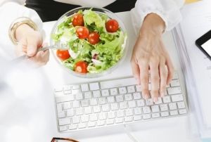 Ofis yaamnda salkl beslenmek iin 5 altn kural