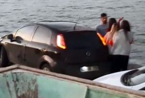 Baka kzla yakalad sevgilisini tokatlayp, sakallarn yoldu