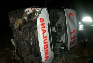 Ambulans arampole devrildi: 3 yaral