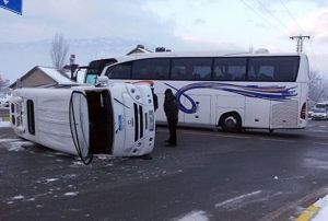 renci servisi ile yolcu otobs arpt: 18 renci yaral