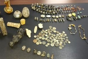 Paha biilemeyen eserleri satamadan yakalandlar