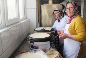 Ustalk Belgesi alabilmek iin hnerlerini sergilediler