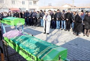 Anne ve olu yan yana son yolculuuna uurland