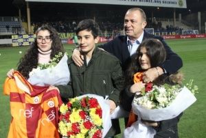 Terim, Fethi Sekin'in ocuklarna forma hediye etti