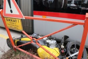 Motosiklet srcs tramvayn altnda kalarak srklendi