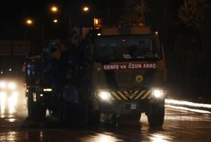 Afrin'e tank ve askeri personel sevkiyat